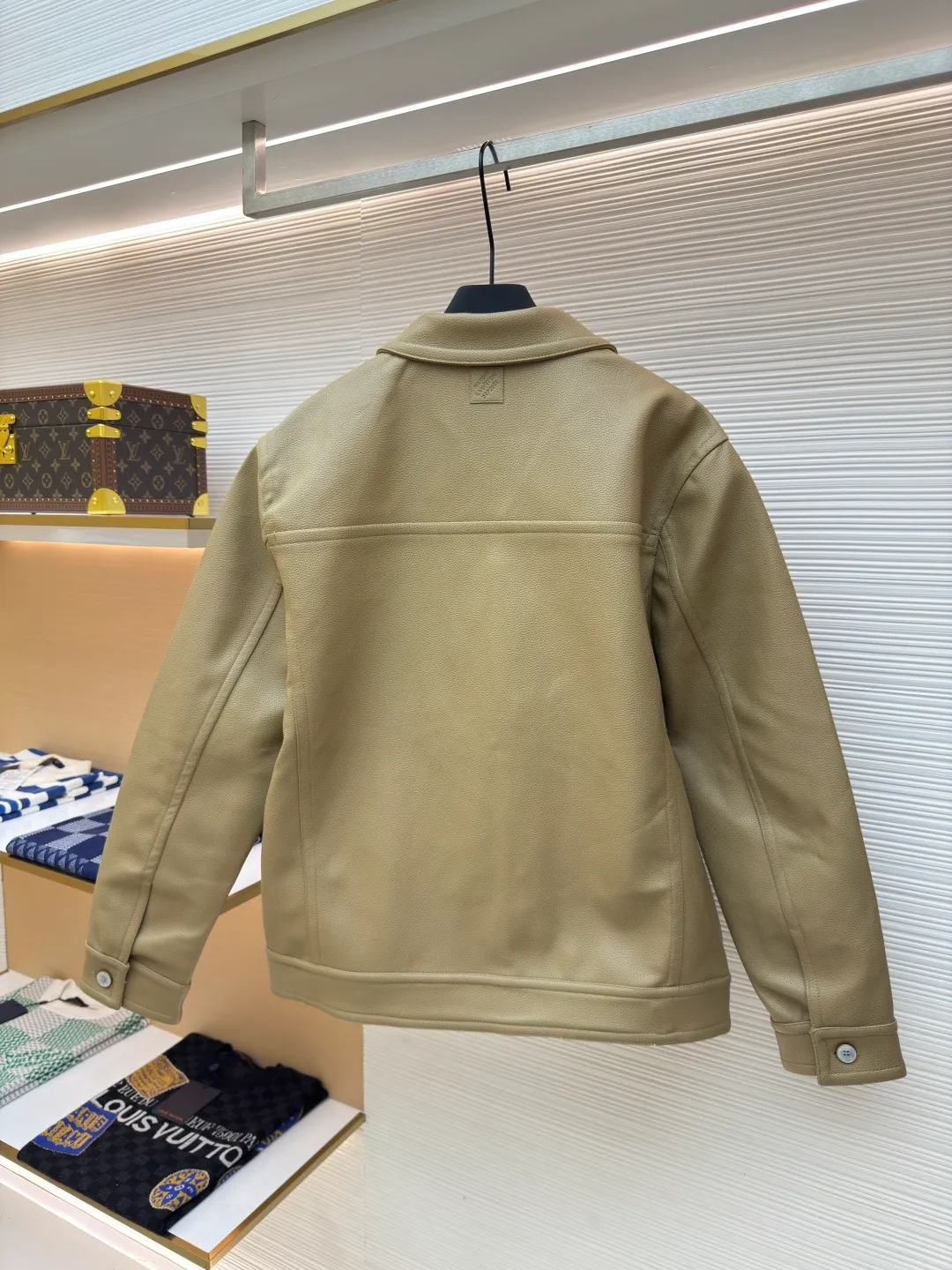 LOUIS VUITTON Tunic Jacket ●Authentic product: Purchased and developed by 50050 ●Item number: 1680165-C00 ●Fabric: Leather fabric ●Technology: Positioning cutting machine ●Version: Fitted version ●Weight: about 1365 grams ●Size: 50-52-54-56 ●Description: 24ss new tunic jacket has the retro connotation of gorgeous grain leather, with LV Flower Embroidery interprets seasonal tropical island elements. Marque L. Vuitton déposée leather patch sits at the back, and pearlescent buttons add a chic touch. The overall workmanship is very complicated. The embroidery is made with heat-capacitive glue, which needs to be ironed to ensure quality. The checkerboard pattern needs to be positioned correctly, so it is very fast. Each process of the entire garment is slow and time-consuming.